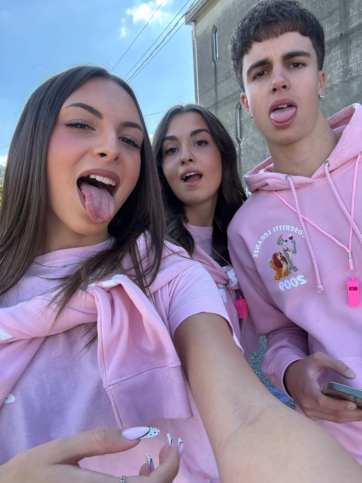 Tre amici dei Coscritti in un selfie